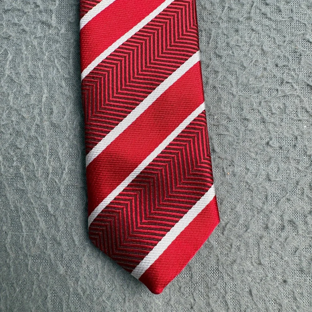 Giorgio Armani Mens Red Herringbone Diagonal Stripe Silk Tie Made in Italy